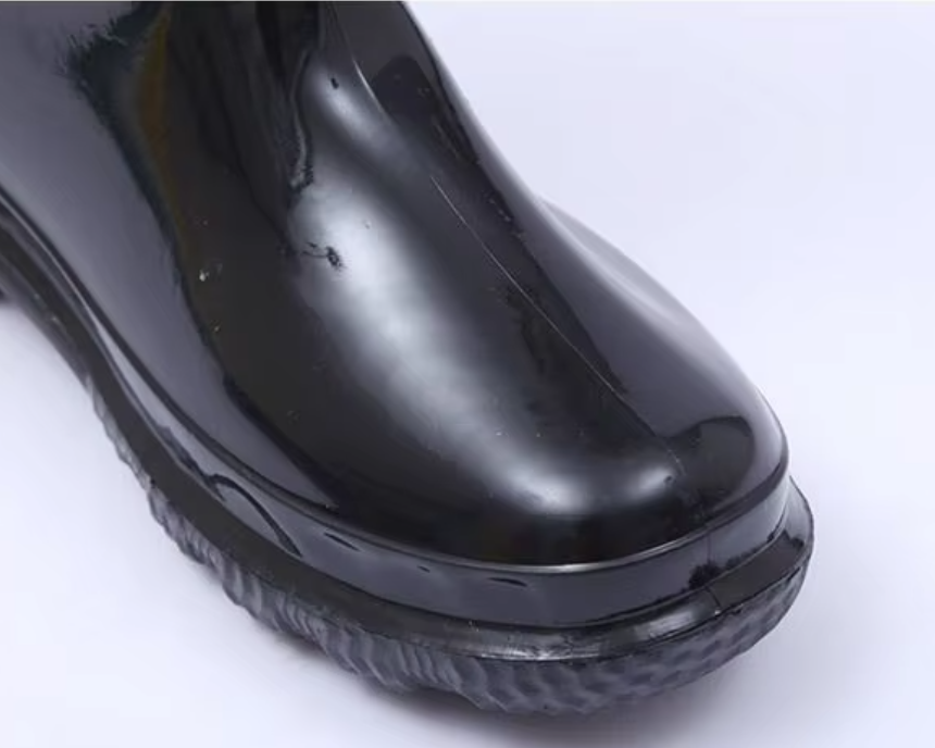 a092bfdc-7822-4703-8756-0930a4d9c5b3_zoom_a gömbölyded talpú, fényes fekete, meleg PVC-ből készült, vízálló munkabakancsról.png